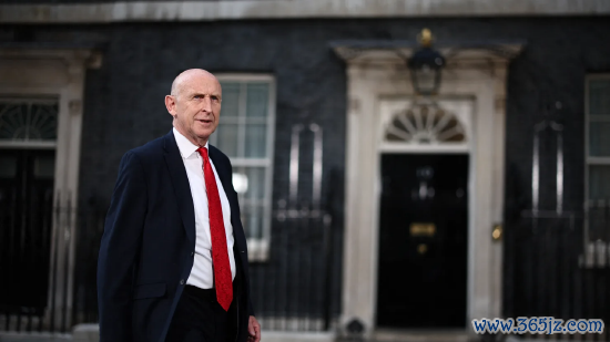 2026 年 7 月 20 日伦敦唐宁街 10 号，前英国国防大臣约翰・希利走出首相府。安迪・伯纳姆就任新首相后启动内阁人事调整。唐宁街周一确认，伯纳姆任命前国防大臣约翰・希利出任财政大臣（英国财政大臣官方头衔为财政大臣）。
